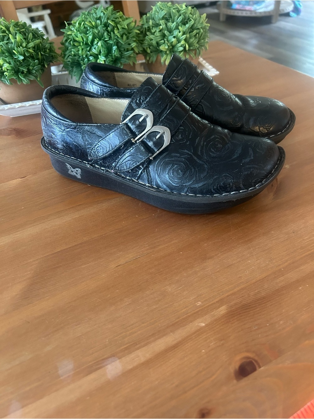 Alegria Alli Black Embossed
Paisley size Size 39 US 8.5